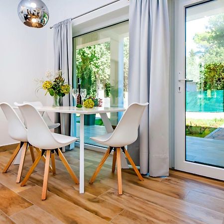 Apartmani Brajkovic ロヴィニ エクステリア 写真