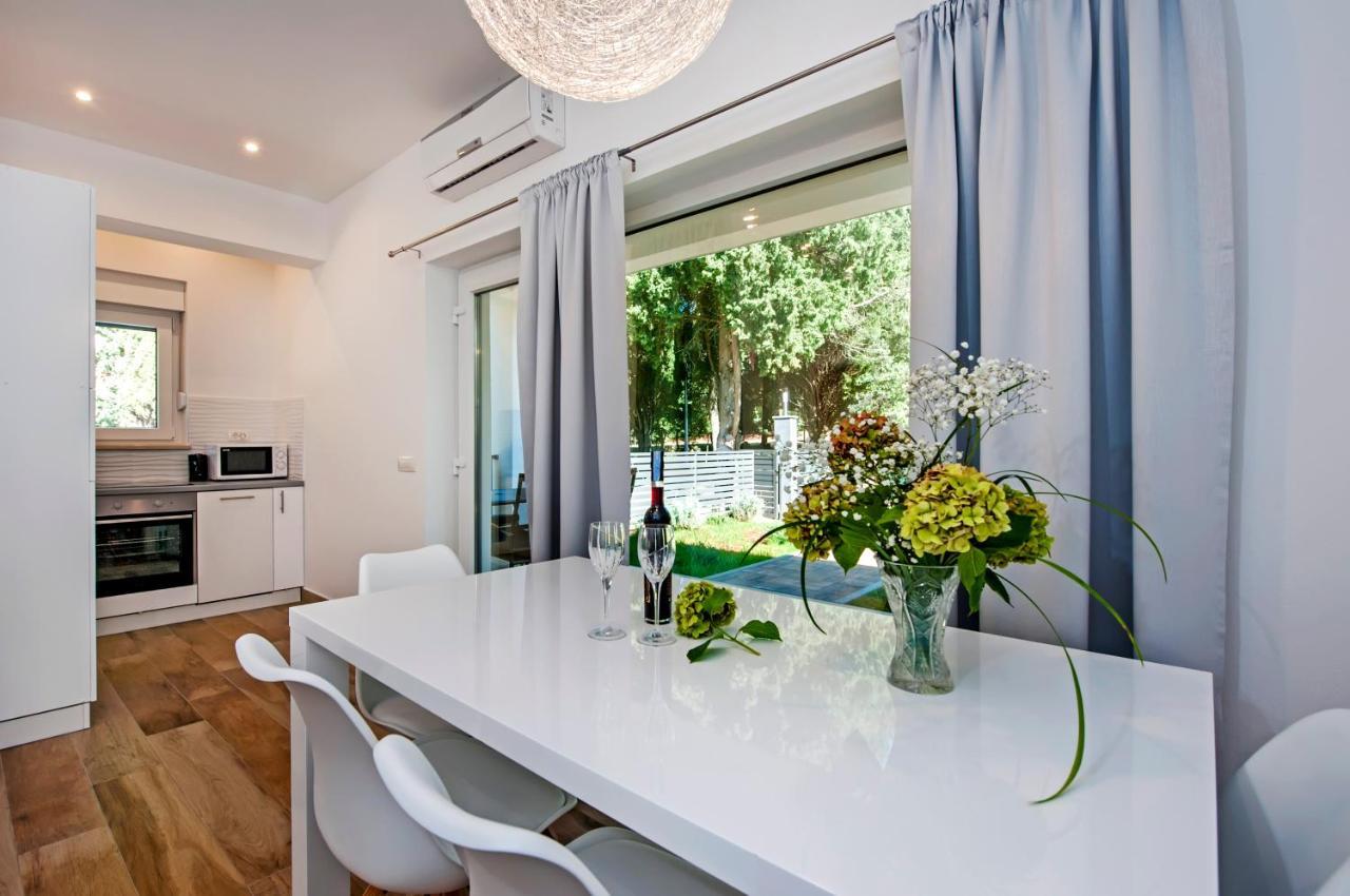 Apartmani Brajkovic ロヴィニ エクステリア 写真