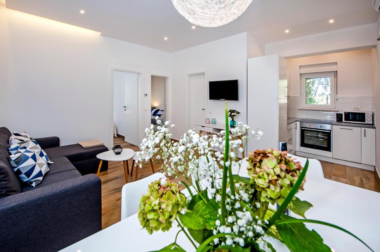 Apartmani Brajkovic ロヴィニ エクステリア 写真