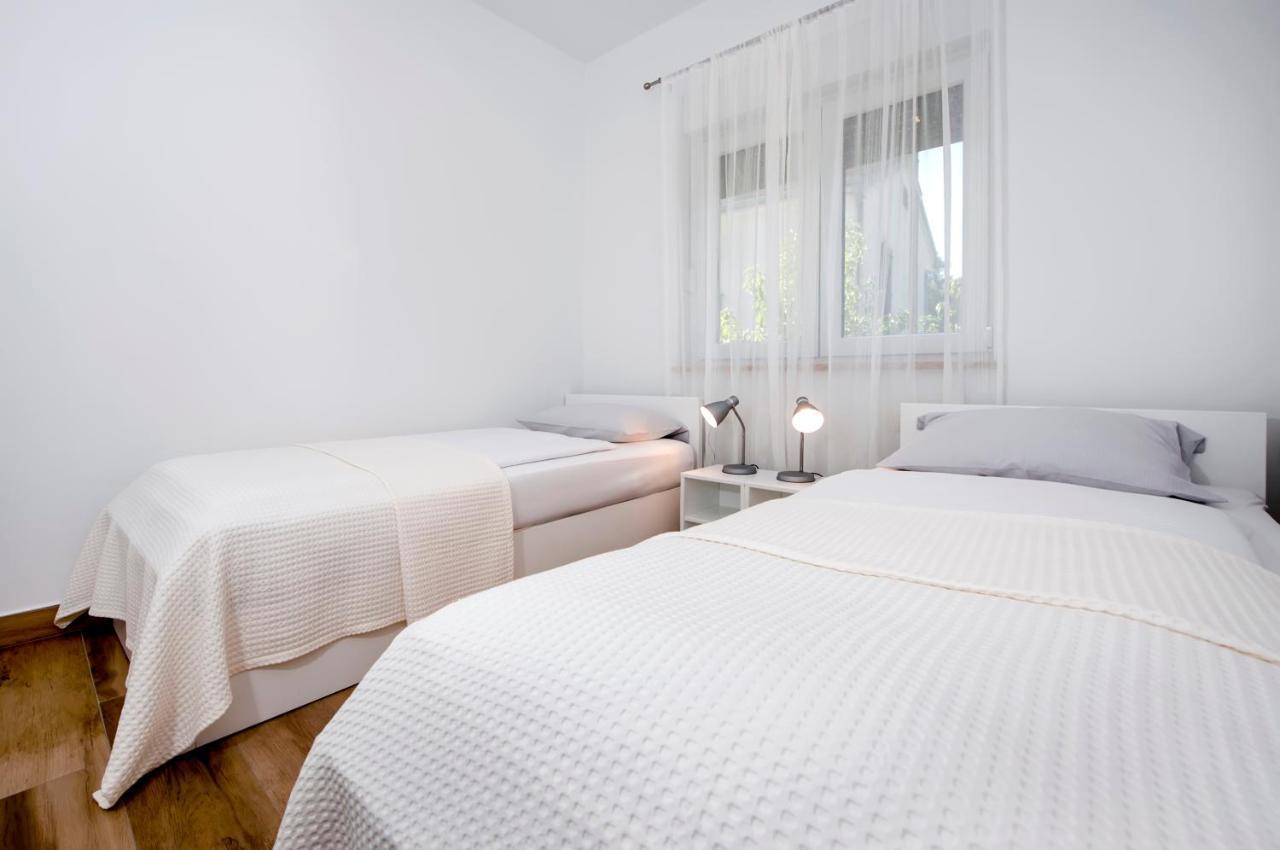 Apartmani Brajkovic ロヴィニ エクステリア 写真