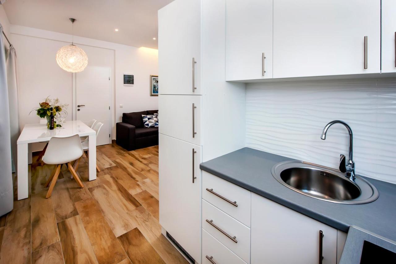 Apartmani Brajkovic ロヴィニ エクステリア 写真