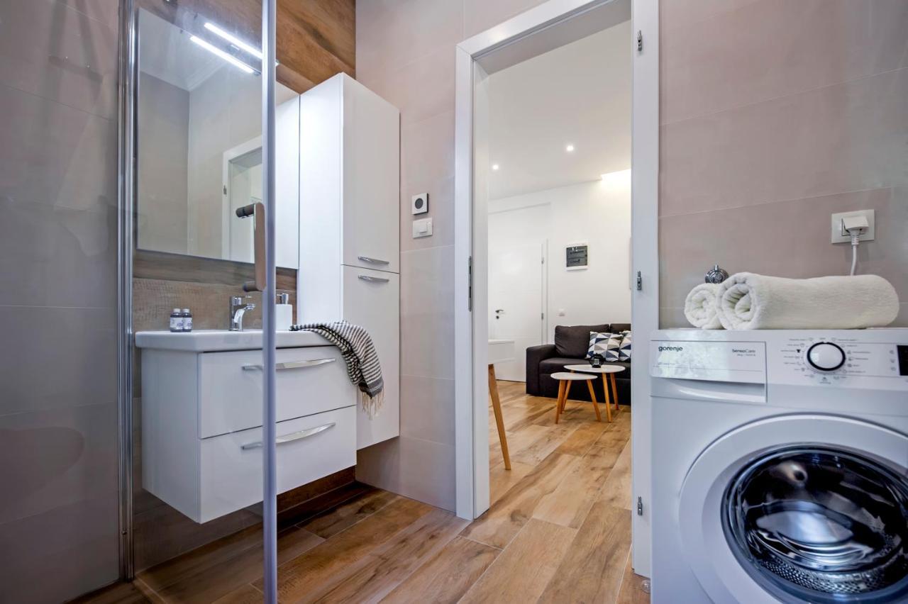 Apartmani Brajkovic ロヴィニ エクステリア 写真