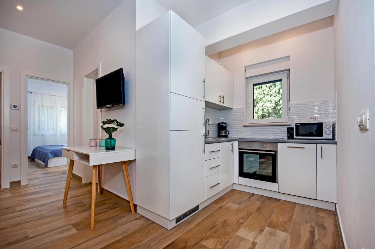 Apartmani Brajkovic ロヴィニ エクステリア 写真