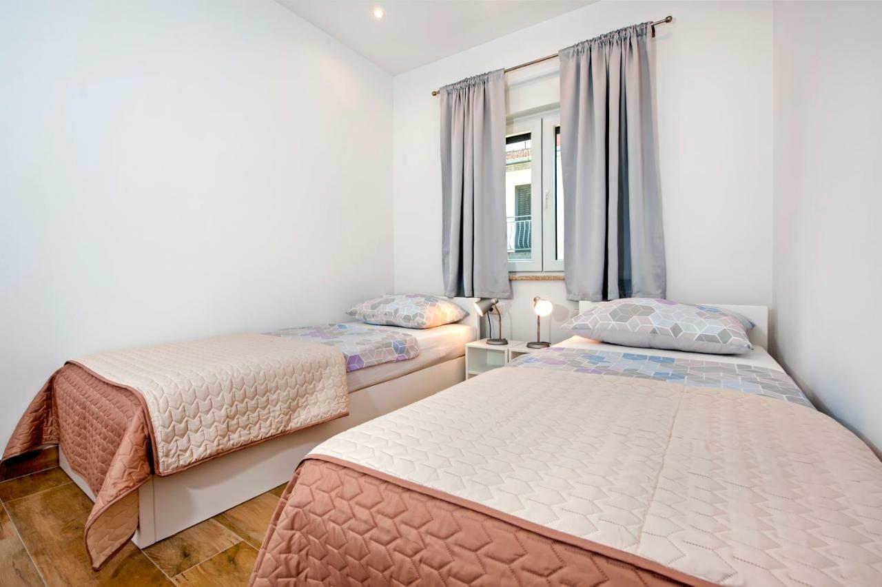 Apartmani Brajkovic ロヴィニ エクステリア 写真