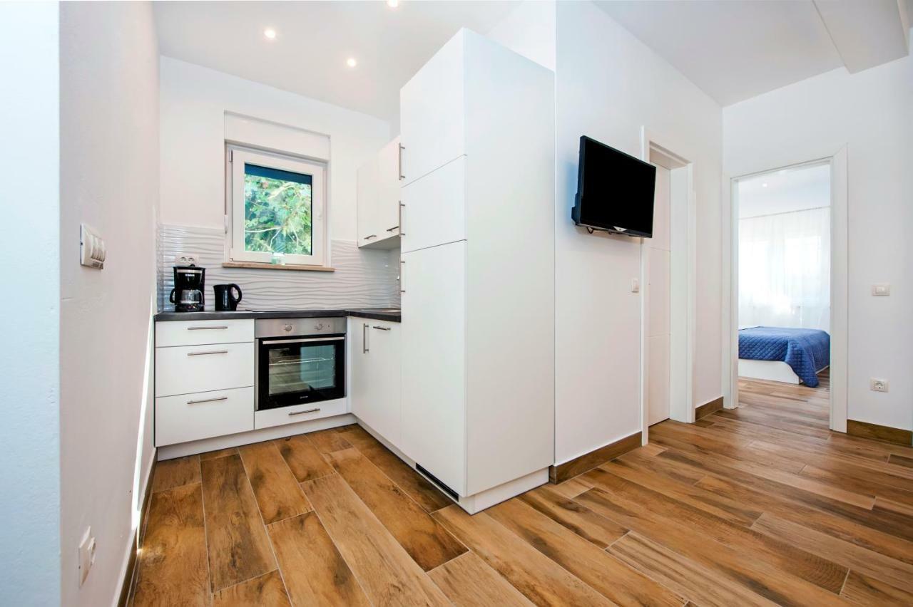 Apartmani Brajkovic ロヴィニ エクステリア 写真