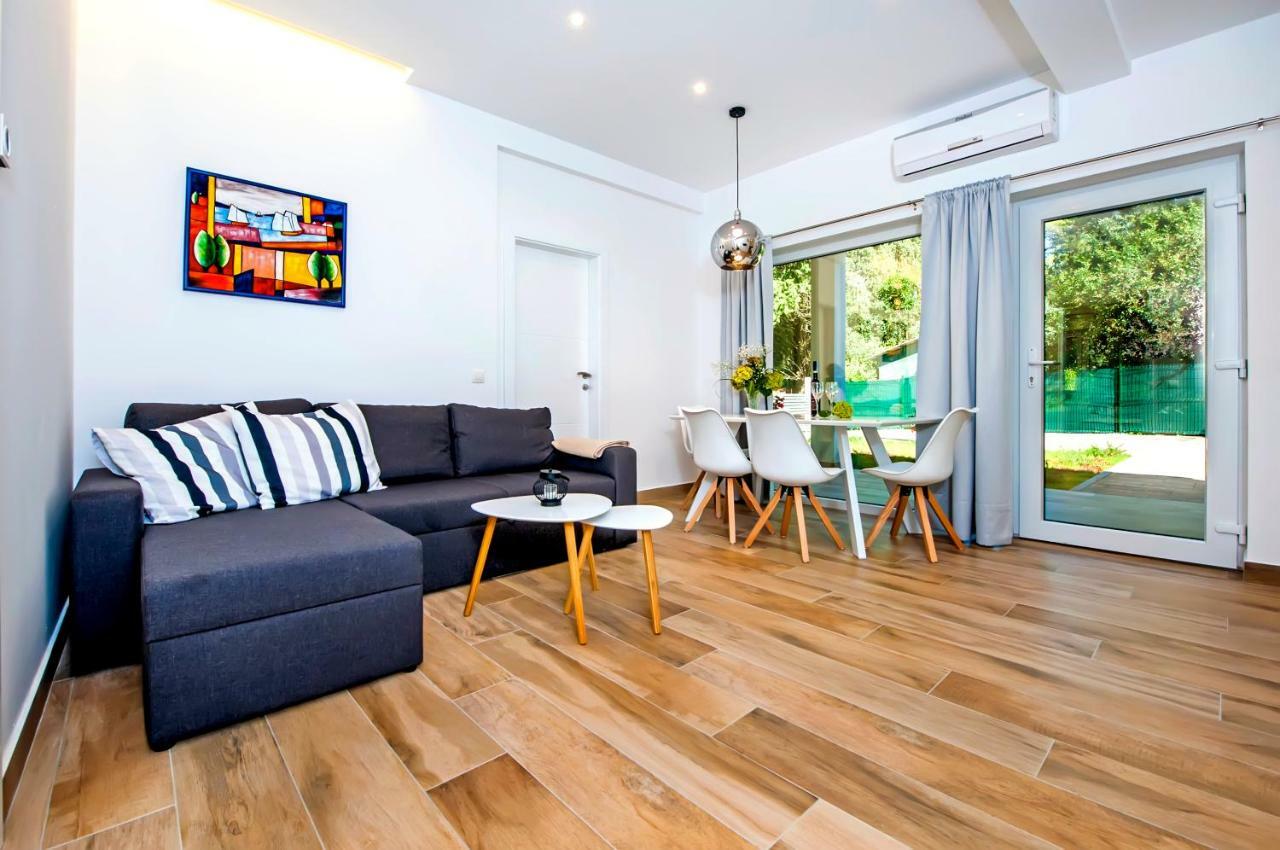 Apartmani Brajkovic ロヴィニ エクステリア 写真
