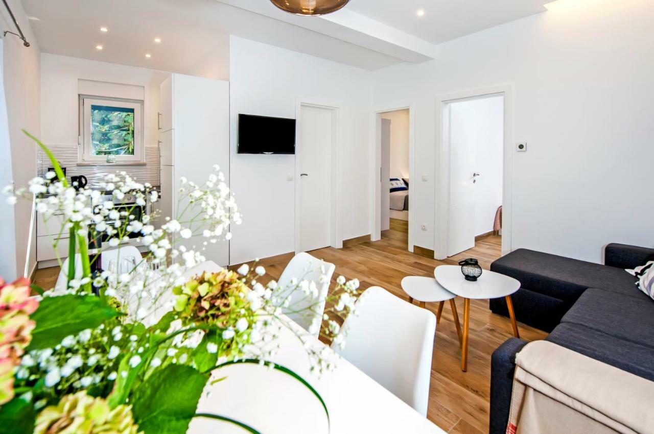 Apartmani Brajkovic ロヴィニ エクステリア 写真